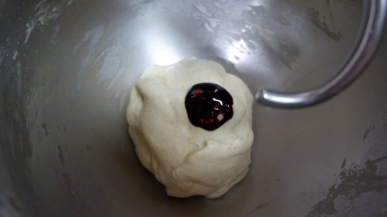 红丝绒樱花软欧面包,加入两滴红丝绒精华，最后用3档揉至完全扩展