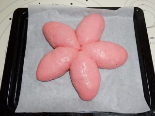 红丝绒樱花软欧面包,烤箱内放一碗热水，温度保持在35-38度之间。湿度85.进行二次发酵，发酵到1.5-2倍大就可以了。