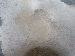 红丝绒樱花软欧面包,最后挖个小坑放入酵母，注意避开糖和盐。