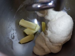 红丝绒樱花软欧面包,厨师机1-2档切换，将面团揉至扩展状态。加入黄油，揉到与面团完全融合。
