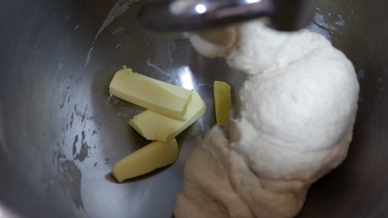 红丝绒樱花软欧面包,厨师机1-2档切换，将面团揉至扩展状态。加入黄油，揉到与面团完全融合。
