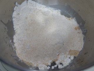 红丝绒樱花软欧面包,所有材料除黄油和红丝绒精华外，按照先液体后粉类的顺序全部放入厨师机