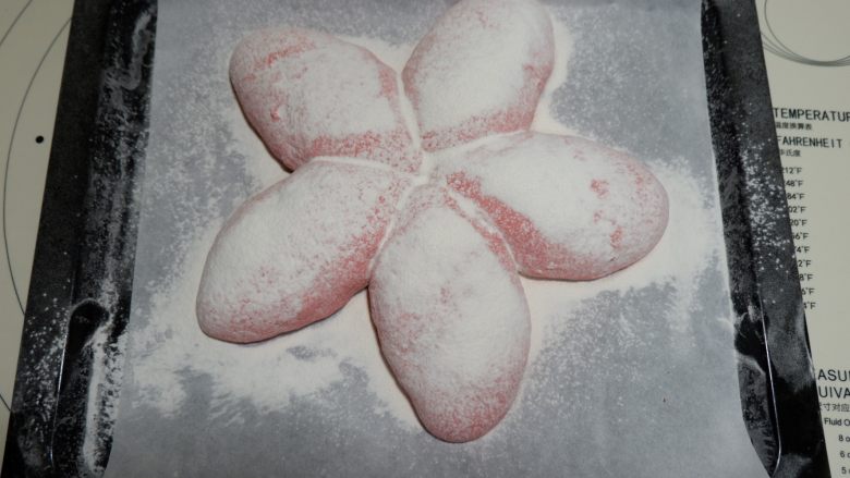 红丝绒樱花软欧面包,取出筛上面粉