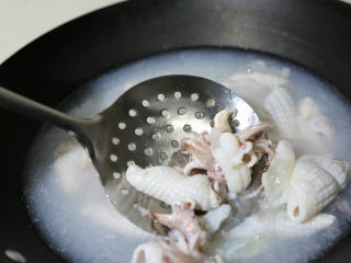 麻辣鲜香小鱿鱼,烧开水，洗净切好的鱿鱼下锅灼一下就可以捞起备用，千万不要太久，3-5秒就可以。