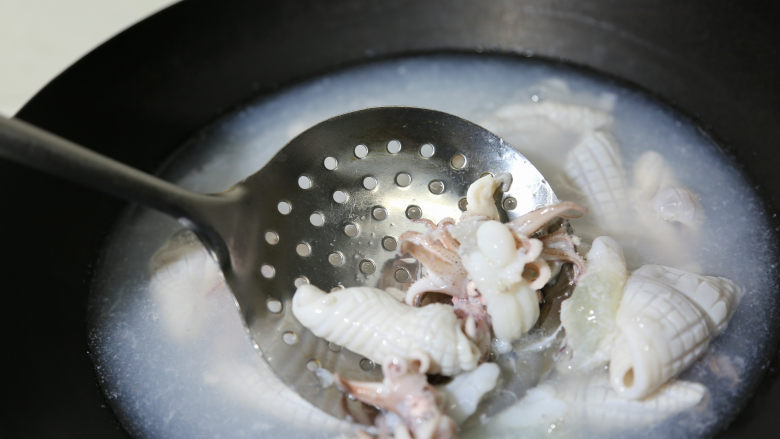 麻辣鲜香小鱿鱼,烧开水，洗净切好的鱿鱼下锅灼一下就可以捞起备用，千万不要太久，3-5秒就可以。