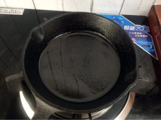 鸡蛋肉饼,锅中倒入适量的食用油烧热