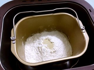 卡达仕面包（汤种）,除黄油外所有的材料放进和面桶，糖和盐对角放，酵母放最上面