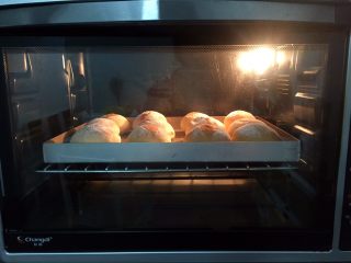 卡达仕面包（汤种）,放进预热好的烤箱，上火120度，下火150度，中层20分钟（表面上色满意后加盖锡纸直到烤好）