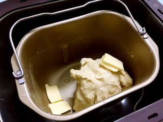 卡达仕面包（汤种）,等程序停止后加入黄油，继续启动“和面团”程序