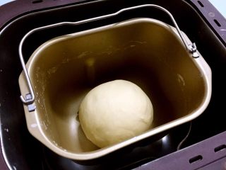 卡达仕面包（汤种）,揉圆放入面包机里发酵至两倍大小左右