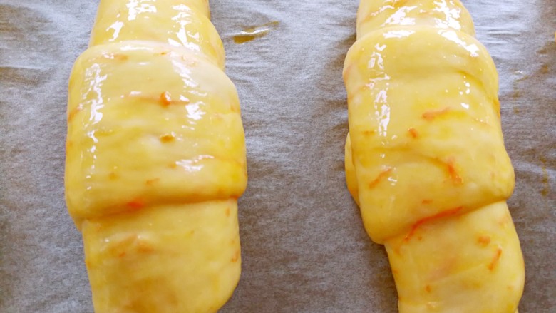 胡萝卜奶酪小餐包～一次发酵,将餐包胚表面刷一层蛋液