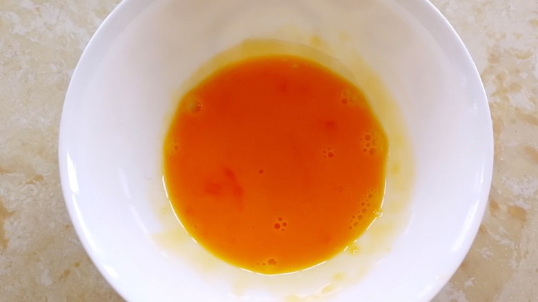 胡萝卜奶酪小餐包～一次发酵,预热烤箱的同时，把之前余下的10克蛋液打散