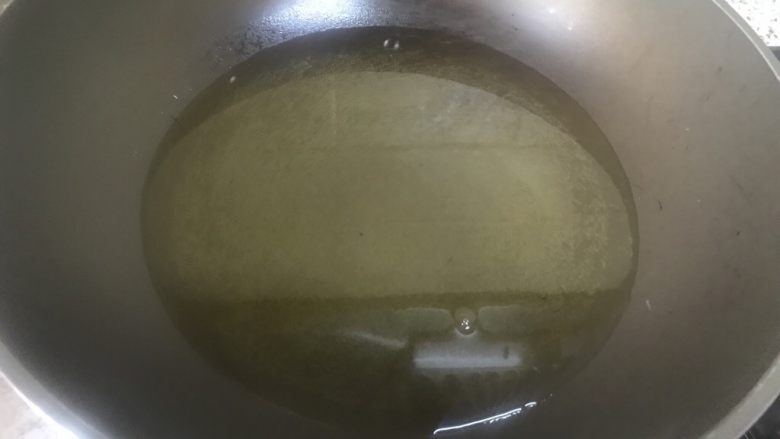 虎皮凤爪,锅热加入小半锅油