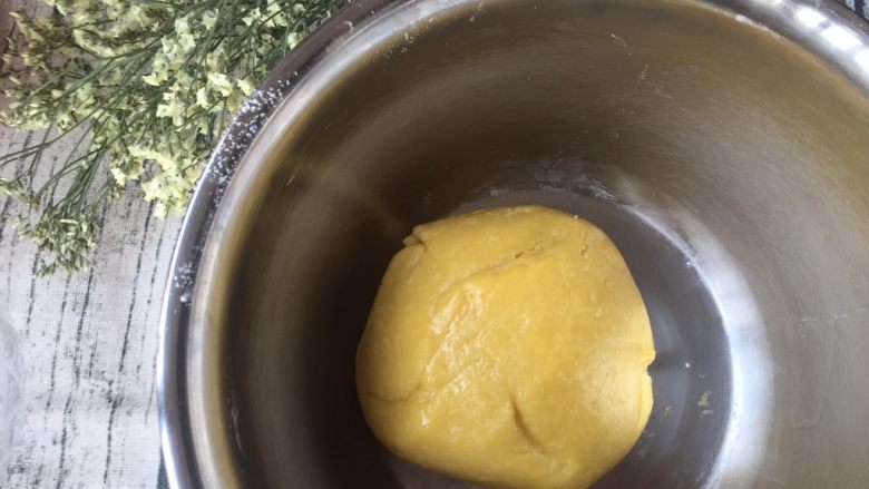 椰蓉桃酥,切拌至无干粉状态后整理成团，盖上保鲜膜冷藏醒面20分钟，不可划圈搅拌，不可过度搅拌