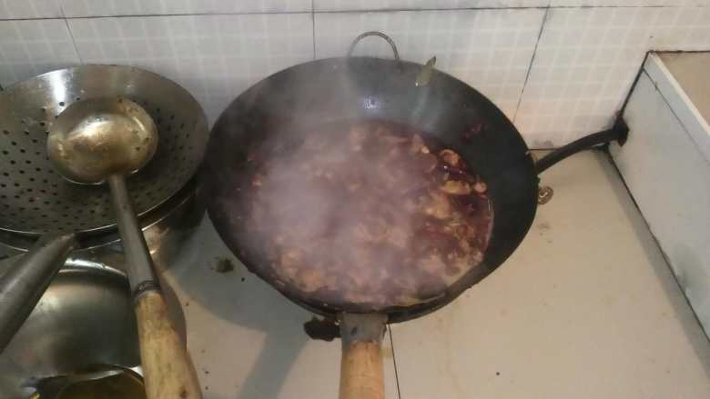 油焖火锅鸡,锅内烧开后倒入高压锅内压制。