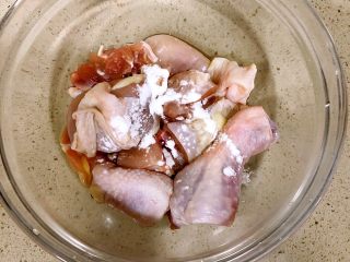 土豆烧鸡,鸡腿中放入淀粉和料酒