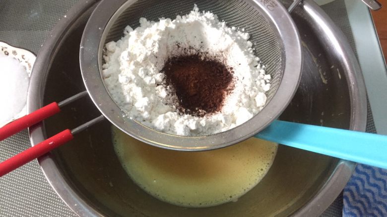 咖啡蛋糕杯,筛入低粉咖啡粉（我咖啡粉只放一4g，喜欢味道浓郁的放8g）
