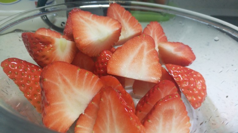 草莓冻芝士蛋糕,草莓洗净去蒂切半
