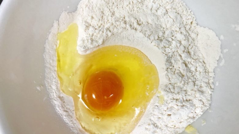 金沙蝦球,麵粉中加入一顆蛋