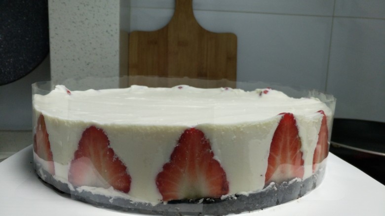 草莓冻芝士蛋糕,将奶酪糊倒入模具划平，放入冰箱冷藏至少4小时以上，脱模时可以用吹风机或热毛巾。