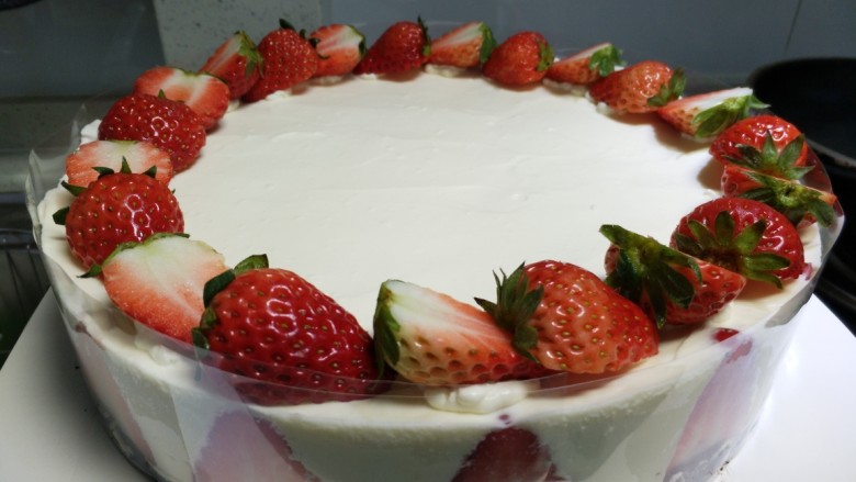 草莓冻芝士蛋糕,在蛋糕上做装饰就可以随意了，我这款就是将大小相等的草莓切半一个搭一个排在表面，如果怕草莓不稳可以在草莓下挤上淡奶油固定。