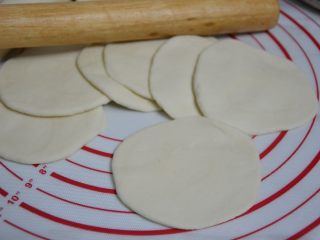 刺猬红豆包,用擀面杖擀成中间厚两边薄的面皮