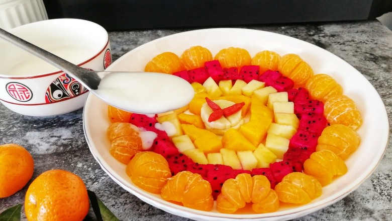 百变水果_酸奶蜂蜜什锦水果拼盘,把调好的蜂蜜酸奶均匀的浇到水果盘里，一盘什锦水果拼盘做好了。