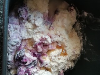 好看又好吃的紫薯发糕,在面包机依次加入面粉，紫薯，泡打粉，酵母粉，在边上加入6克调和油。