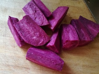 好看又好吃的紫薯发糕,切成小块，更快蒸熟。