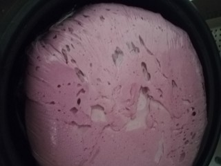 好看又好吃的紫薯发糕,发酵好的面糊糊。