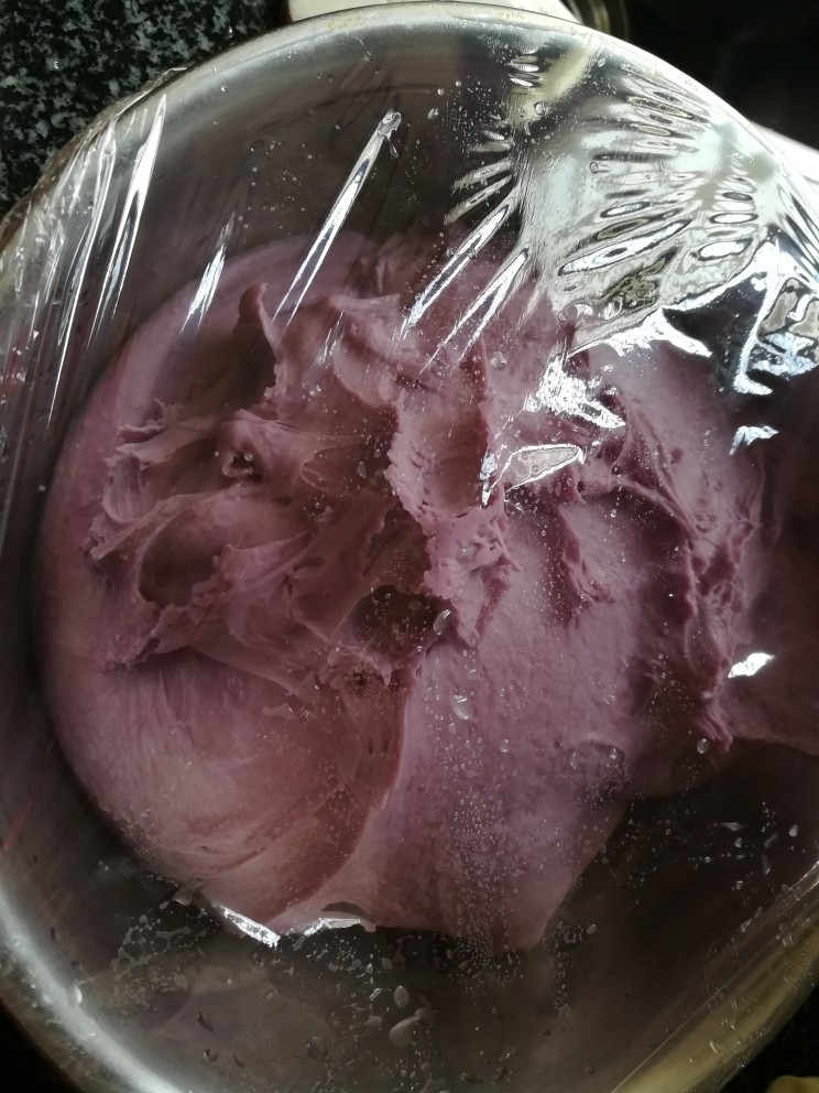 好看又好吃的紫薯发糕,盖上保鲜膜继续发酵