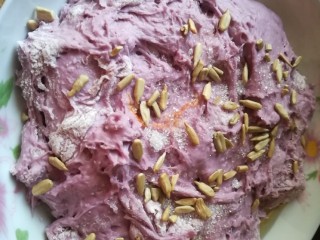 好看又好吃的紫薯发糕,加上白糖和葵花籽，可以和面时候加白糖。