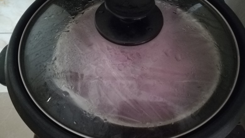 好看又好吃的紫薯发糕,冷水上锅，冷水上锅，蒸25分钟。