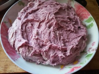 好看又好吃的紫薯发糕,把和好的面糊倒入加了油的盘子里。

油一定要沾满盘子底部，大概要10多克，让油漾开来不，然很难洗盘子。