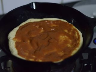 铸铁锅基础披萨,涂满番茄酱（我是自制的，下次出菜谱）。