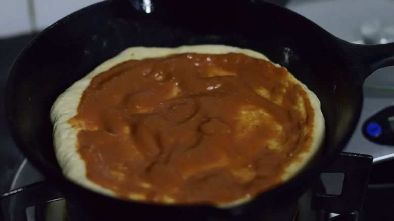 铸铁锅基础披萨,涂满番茄酱（我是自制的，下次出菜谱）。