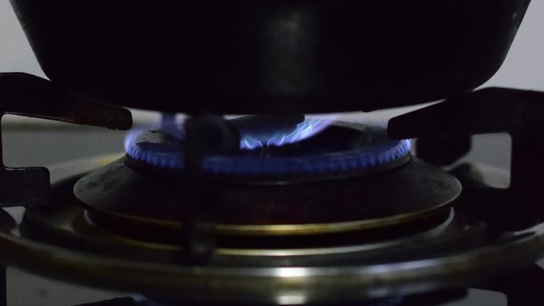 铸铁锅基础披萨,在燃气灶上，开中火加热。