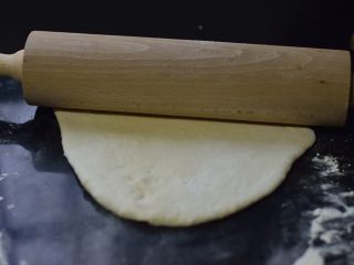 铸铁锅基础披萨,留下那份用擀面杖擀成六寸大小的圆片。