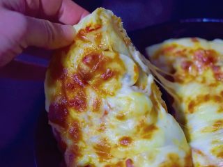 铸铁锅基础披萨,取出冷却十分钟，即可开吃啦！