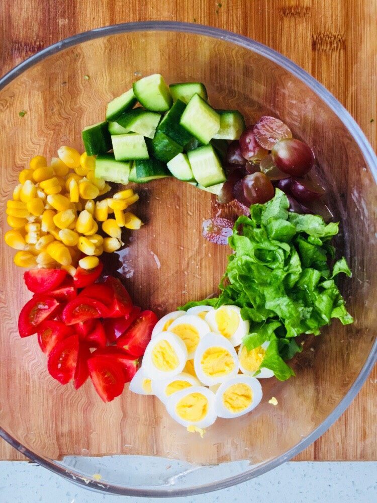 花环沙拉,拔喜欢吃的蔬菜和水果切小块，摆成花环状