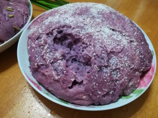 好看又好吃的紫薯发糕,因为量比较多，所以做了一盘椰蓉口味的。

椰蓉的比葵花籽香多了，好吃！