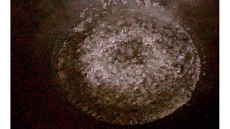 琥珀核桃,当出现这种大泡泡之后，就调整成小火，注意观察糖浆的变化