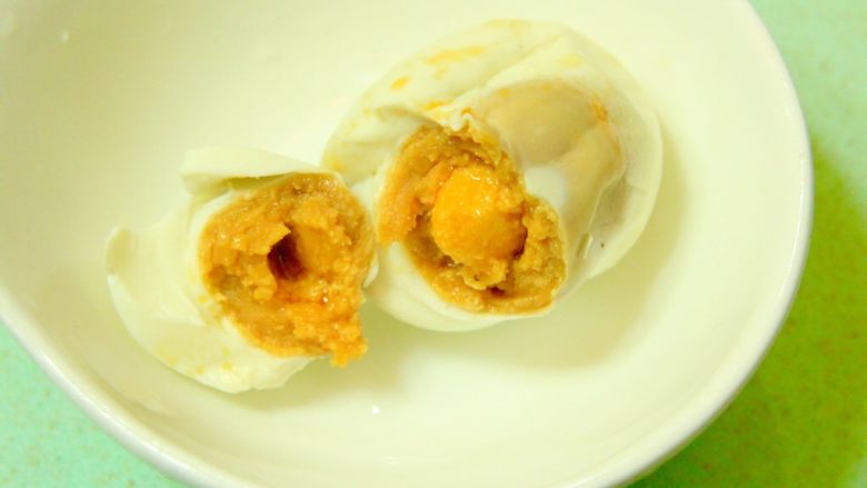 咸蛋黄扇贝丁,准备一个咸鸭蛋煮熟只取蛋黄，或直接只买咸蛋黄