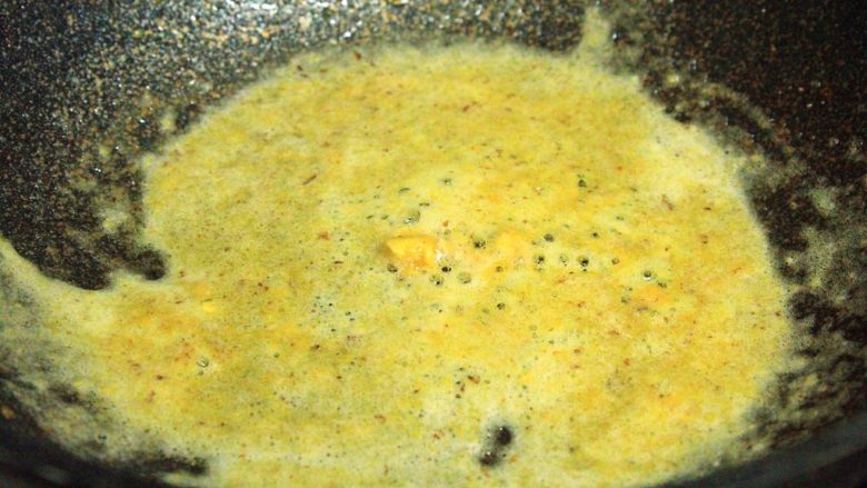 咸蛋黄扇贝丁,留底油炒散咸蛋黄，出泡泡是正常的哈