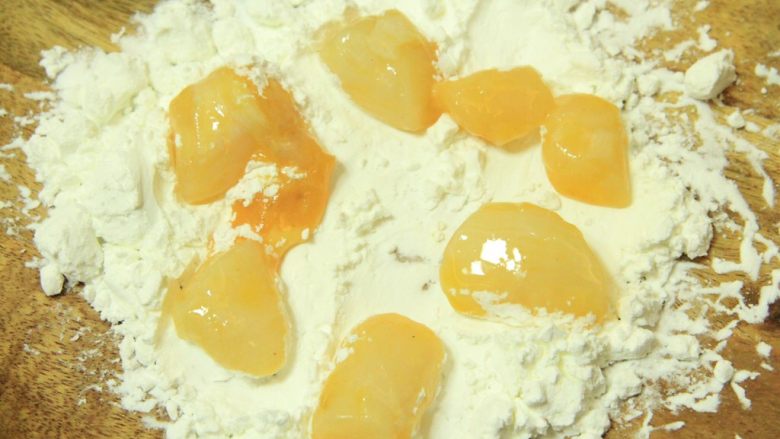 咸蛋黄扇贝丁,将扇贝丁均匀裹上一层淀粉