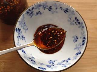 红油抄手,制作红油调料：碗中放入蒜末、2g鲜酱油、1g醋、10g油辣子和少许花椒粉