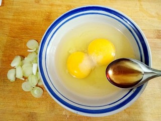 鸡刨豆腐,葱切成葱花，鸡蛋中加入适量盐，一小勺料酒，然后将鸡蛋打散成蛋液。