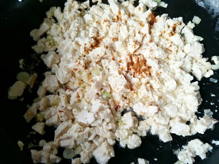 鸡刨豆腐,撒一丢丢十三香粉和适量的鸡精，将豆腐炒成鸡刨的散状。