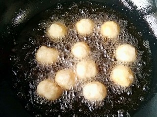 咖喱鱼蛋,锅中适量油，烧至6成热，放入一半的鱼蛋中小火炸一下。