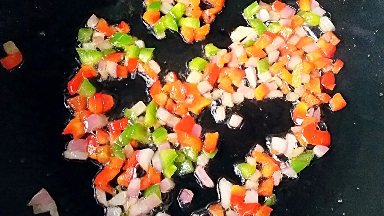 咖喱鱼蛋,锅里留适量底油，下洋葱粒和彩椒碎爆香。
